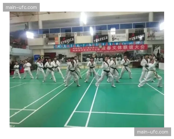 “马赛俱乐部举办社区活动，退役球星示范防守技巧吸引青少年参与”