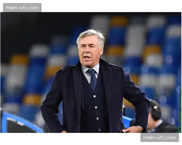 特写：在训练基地，安切洛蒂亲自指导卡马文加进行位置感练习