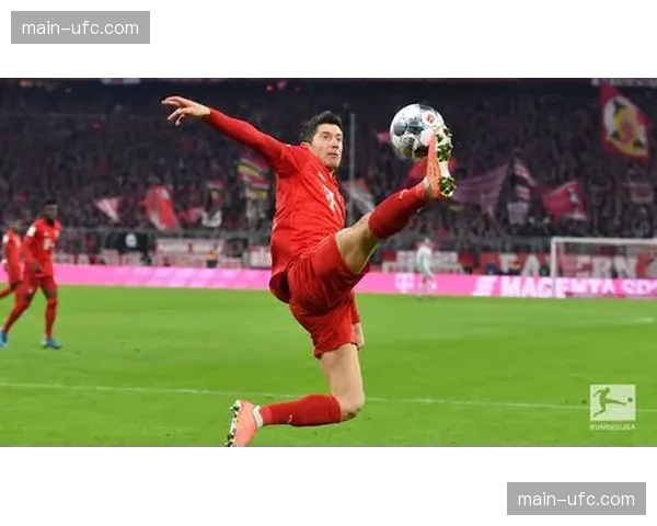 莱万多夫斯基欧冠总进球数达到100粒，赛后接受欧足联表彰