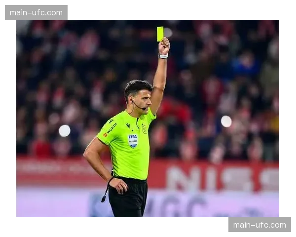 特写：争议判罚后，塞维利亚主帅向第四官员激烈抗议